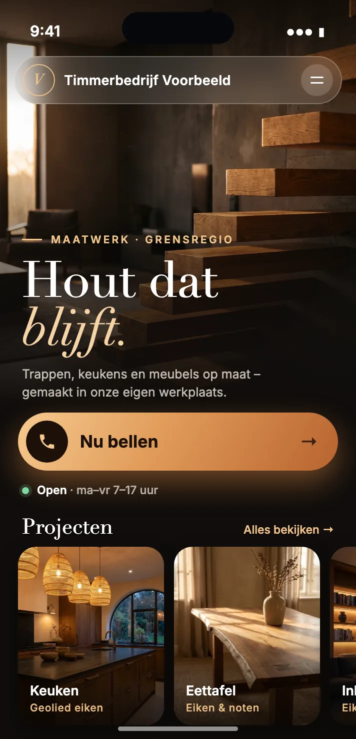 Na – voorbeeld, fictief bedrijf: nieuwe mobiele website van ‘Timmerbedrijf Voorbeeld’ met grote werkplaatsfoto, kop ‘Hout dat blijft.’, knop ‘Nu bellen’, openingstijden en projectfoto’s.
